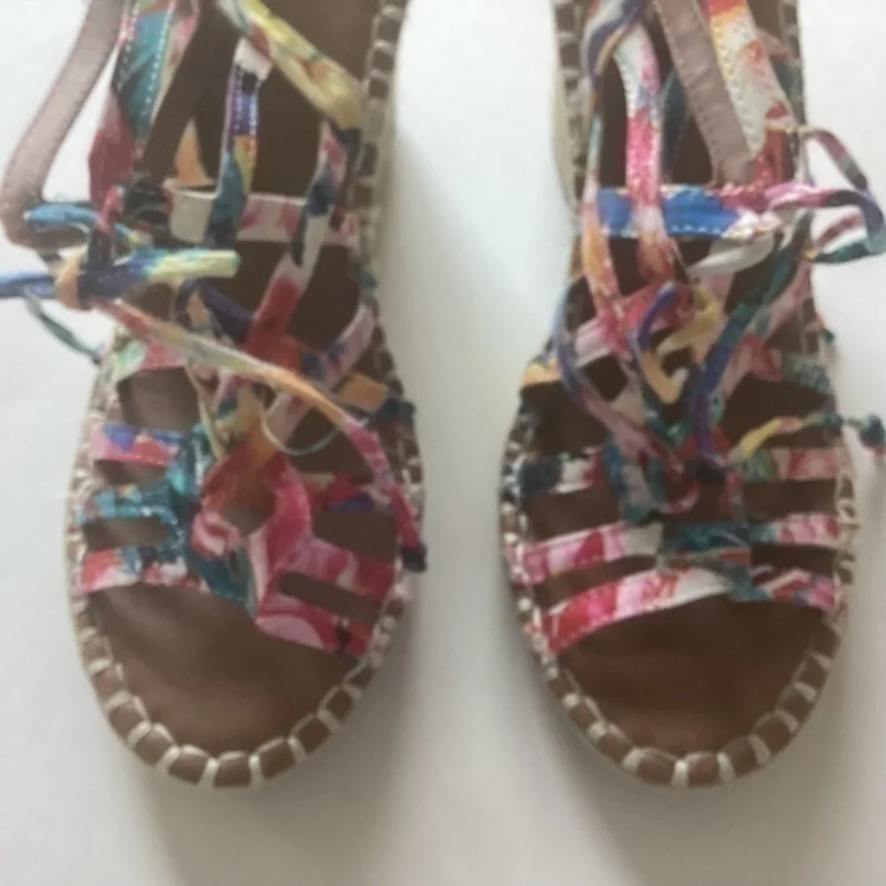 SO Espadrilles Size 8 Multi Colored
